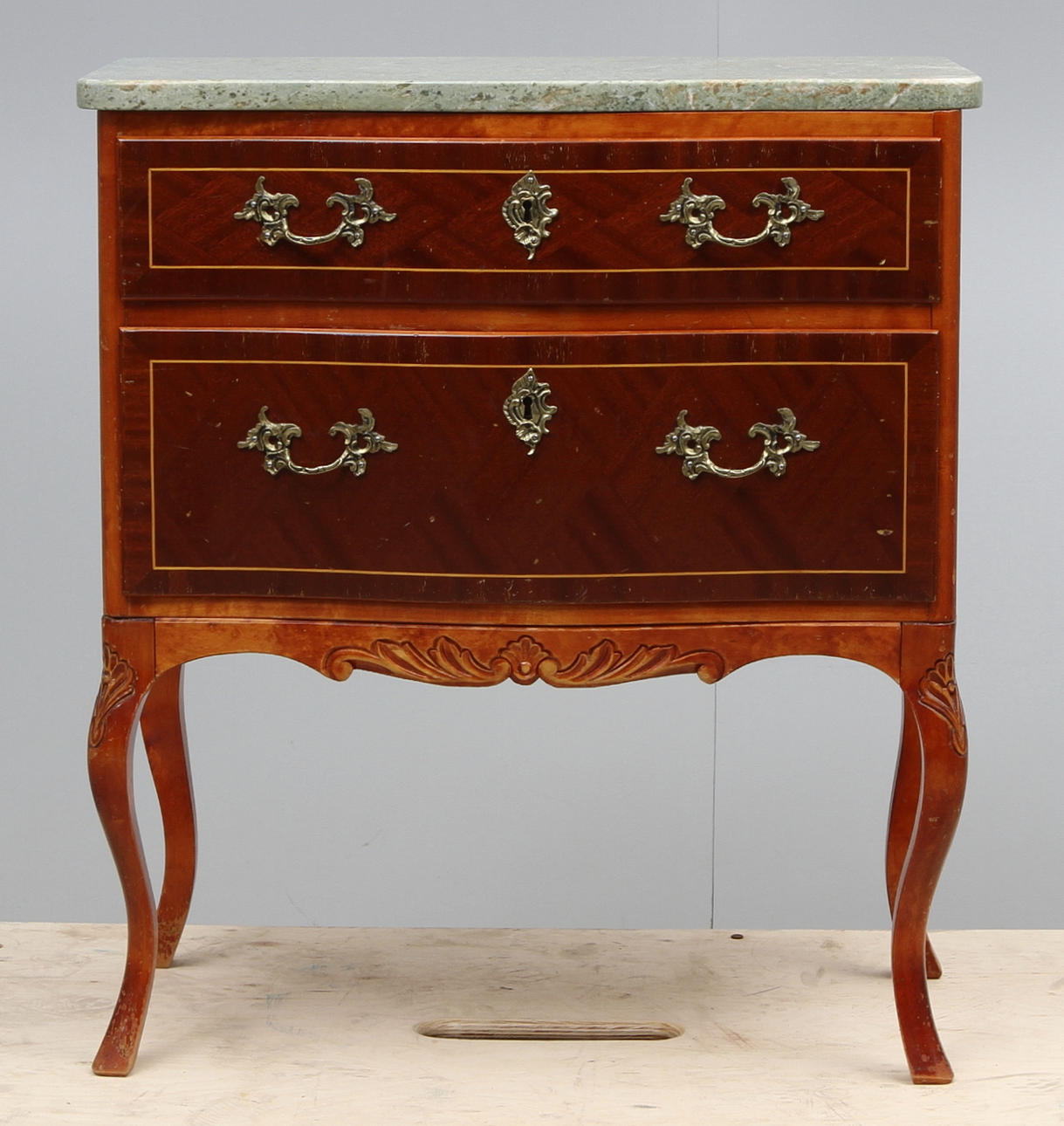 BYRÅ MED STENSKIVA, rokokostil.