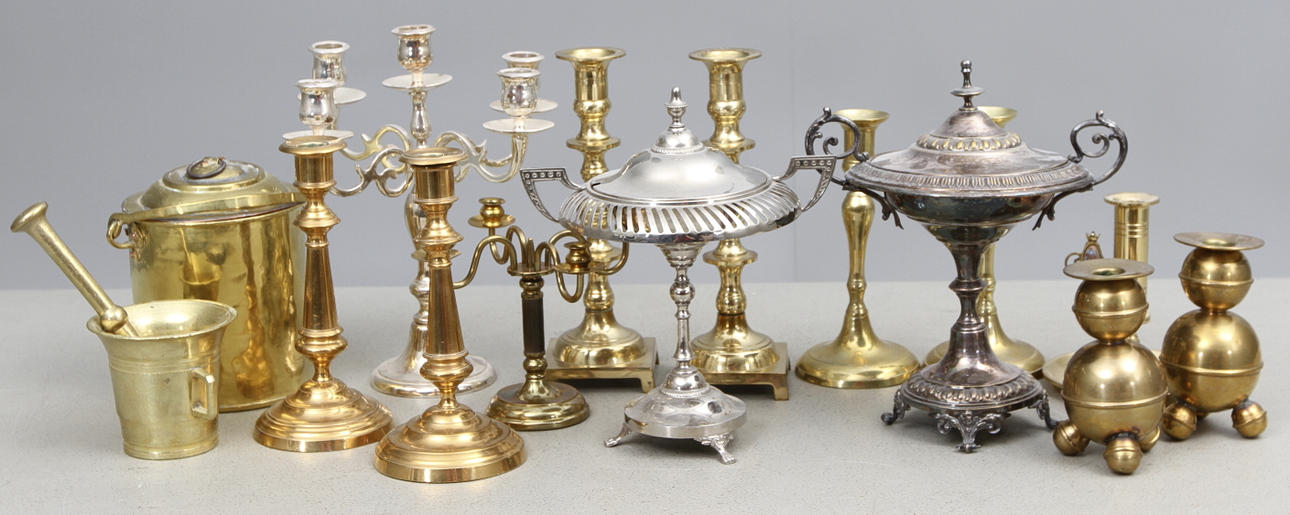 METALLFÖREMÅL, 15 delar, bl.a. mässingsljustakar.