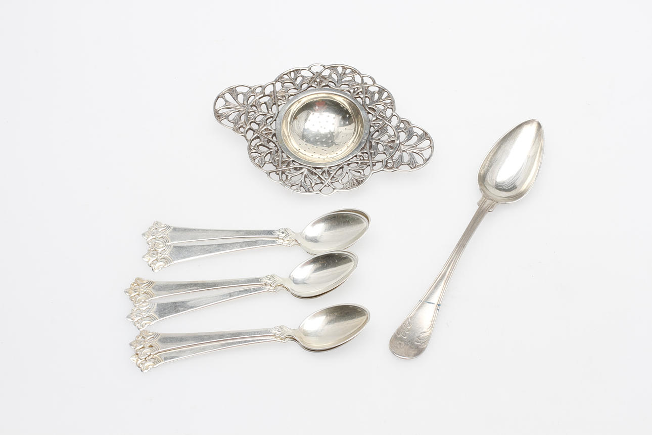 SILVERFÖREMÅL, 8 delar, vikt ca 125,9 gram.