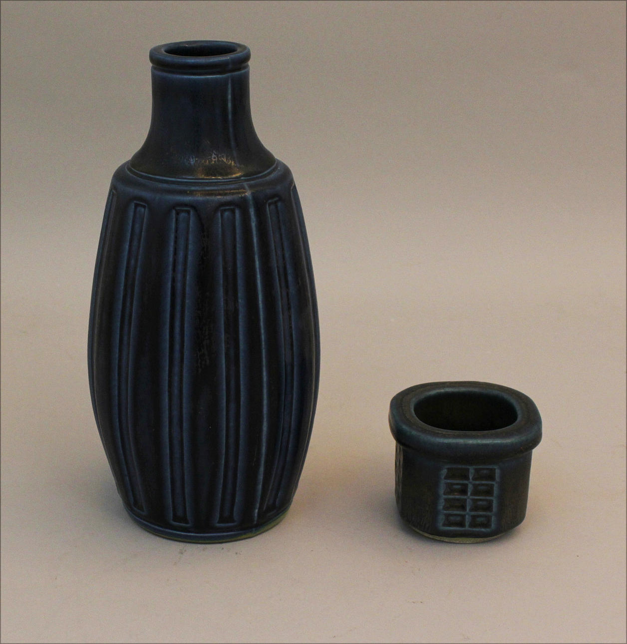 WILHELM KÅGE. Vaser i glaserad keramik (2). Verkstadssignerade.