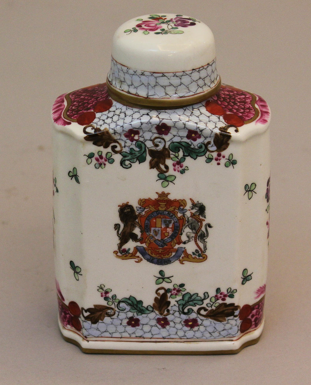 PORSLINSFLASKA med lock. 1700/1800-tal. Ettikettmärkt Porcelaine de Paris, France nr 13349.