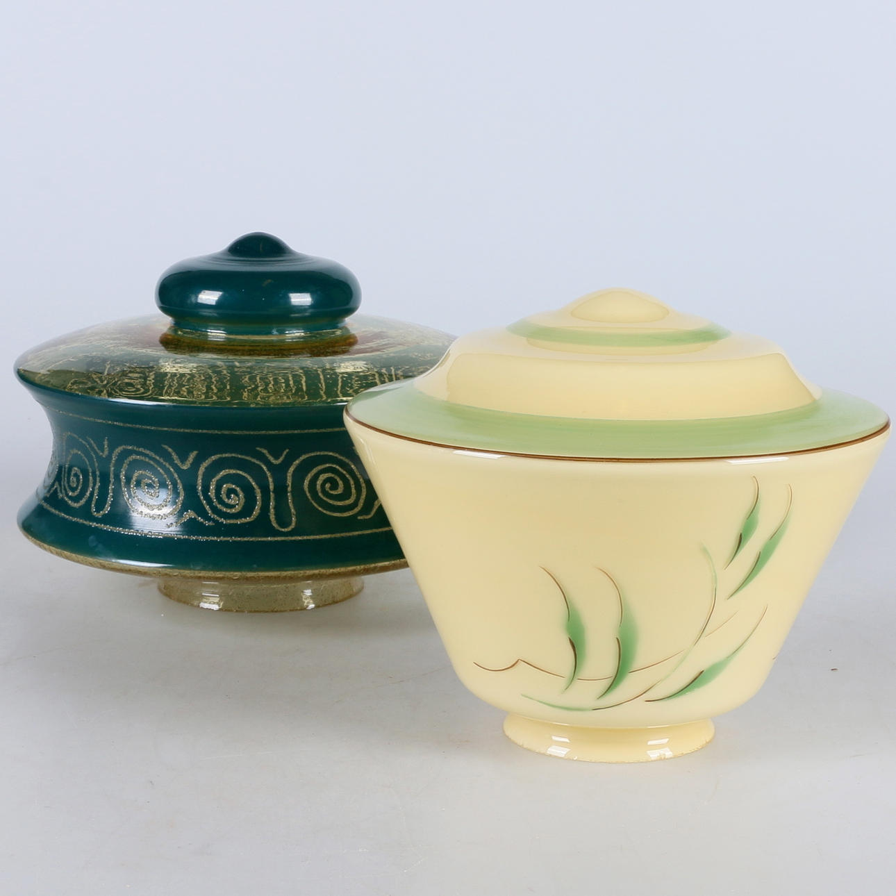 LAMPENSCHIRME, 2 Stk. Glas, Art Deco, 20. Jahrhundert.