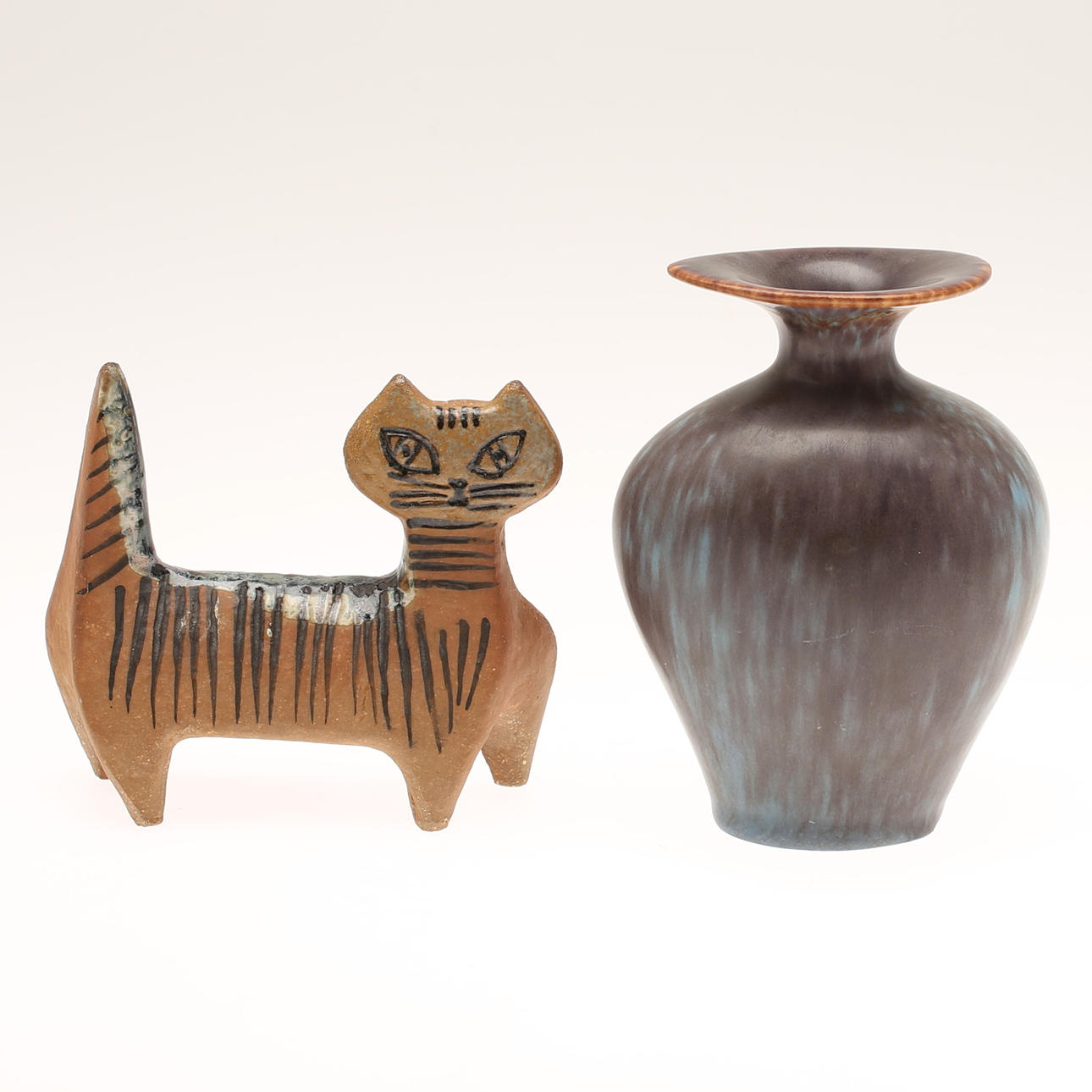 VAS, Gunnar Nylund. FIGURIN, Lisa Larson.