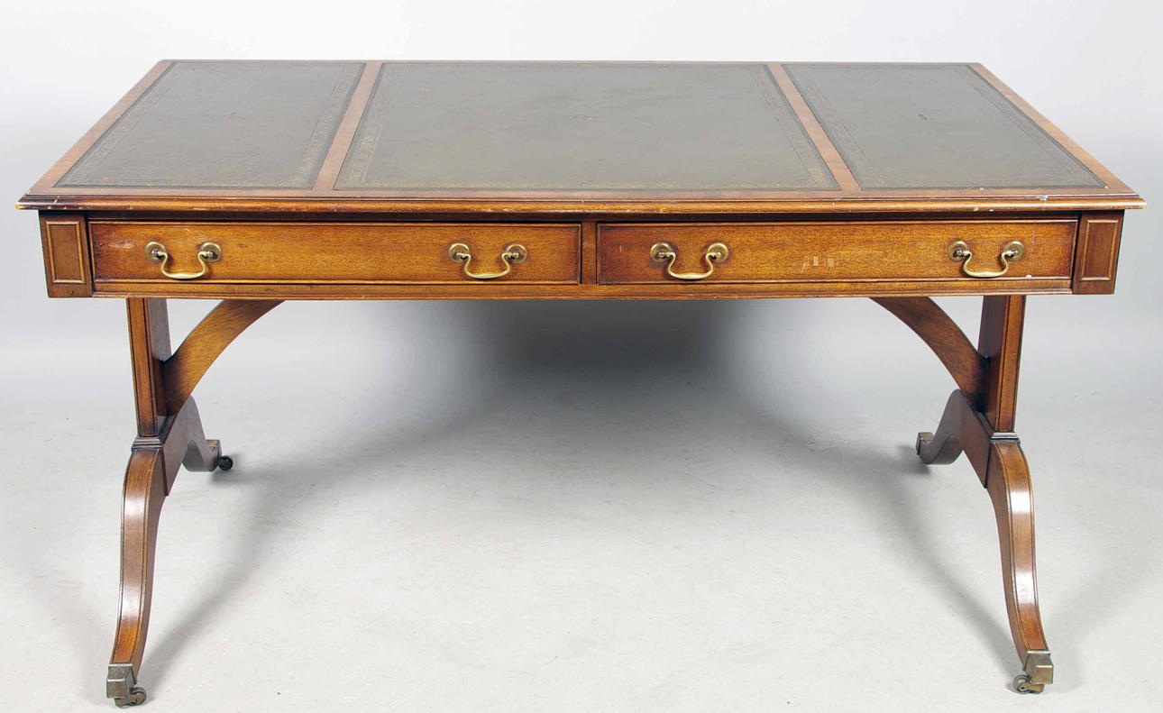 SKRIVBORD, mahogny med skinnskiva, engelsk stil.