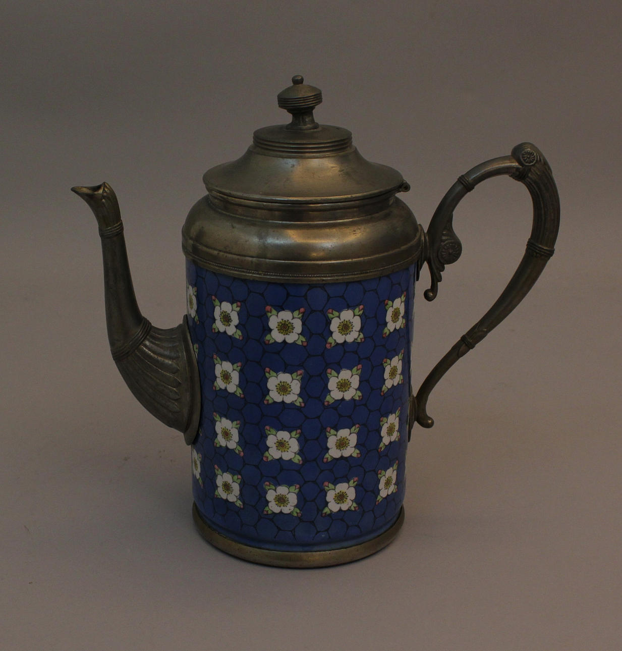 KANNA i porslin och tenn. Märkt 1862 FMU B3.