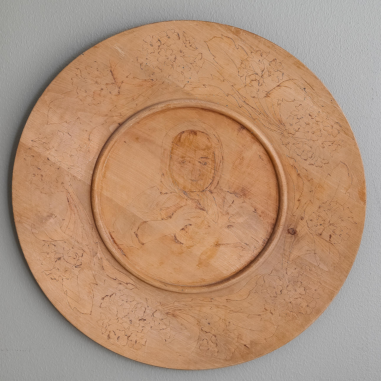 WANDTELLER, Holz, 1900er Jahre.