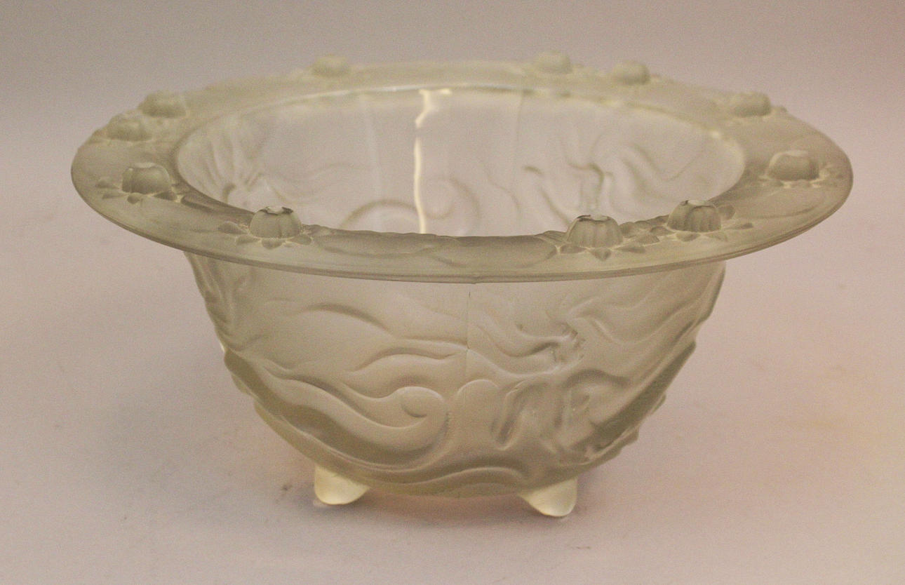 SKÅL med figurer i pressat glas. Frankrike. Signerad Baccarat.