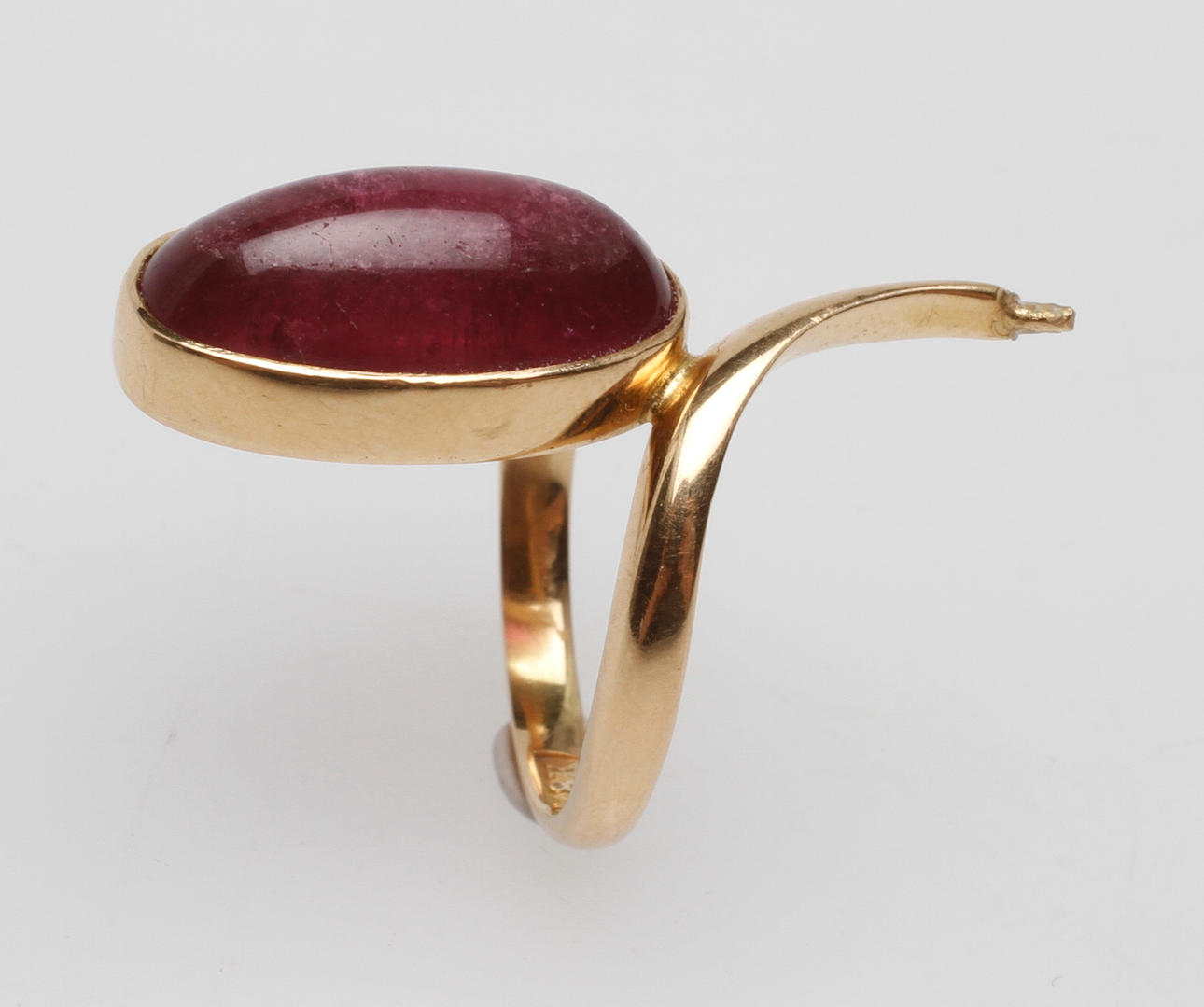 RING med sten, 18k guld, total vikt ca 7 gr.