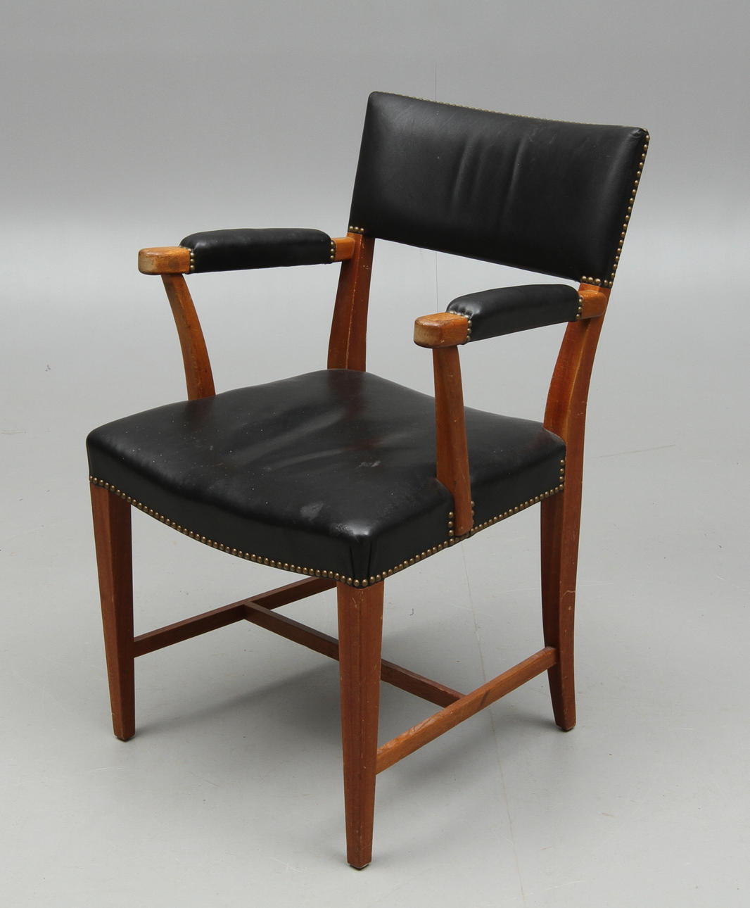 KARMSTOL, mahogny, svart skinn, modellnummer 695 Josef Frank Firma Svenskt Tenn.