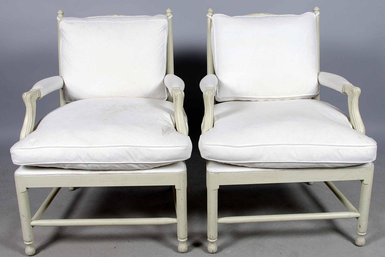 KARMSTOLAR, 1 par, vitmålade med vit klädsel.