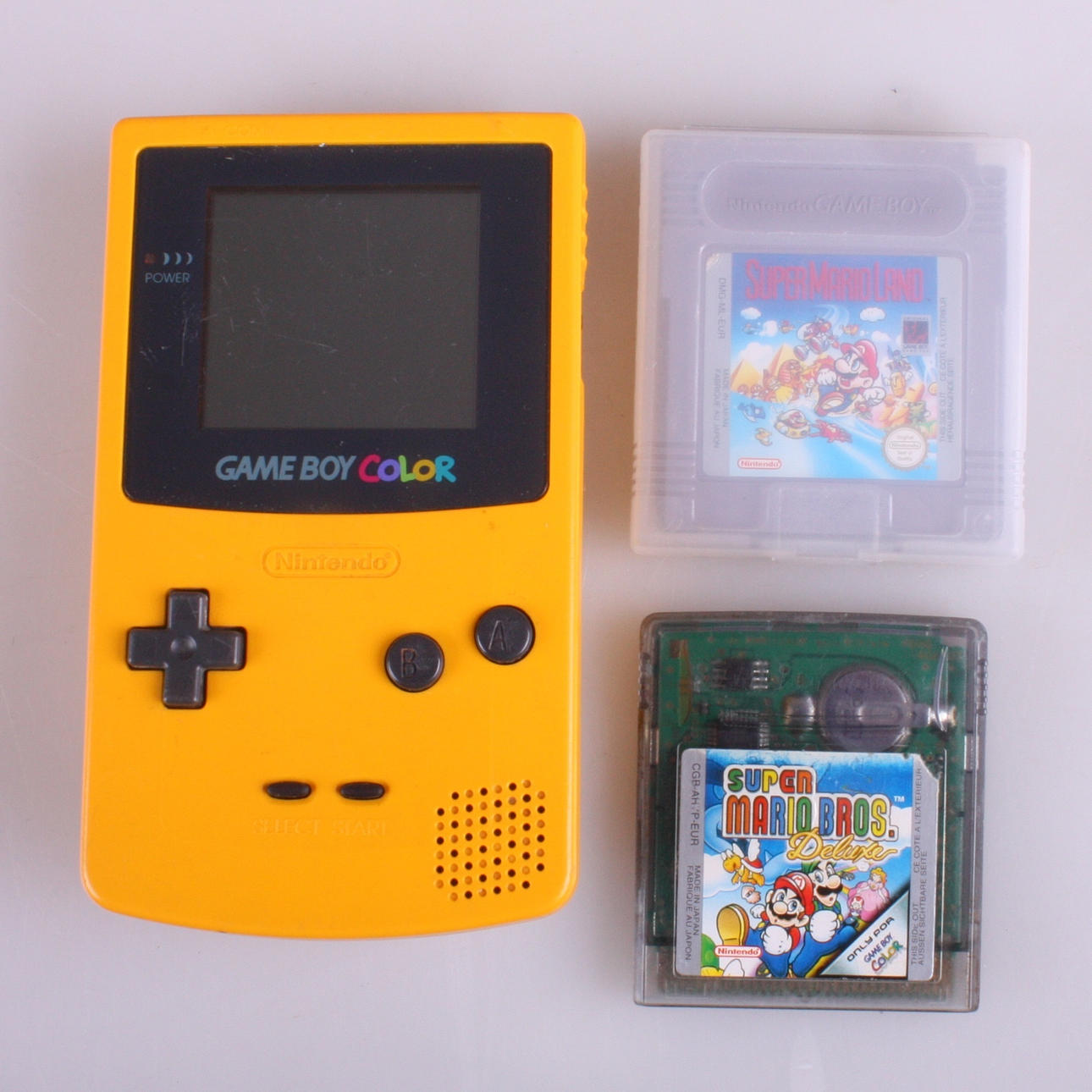 SPIL, Gameboy farve (gul) og to spil.