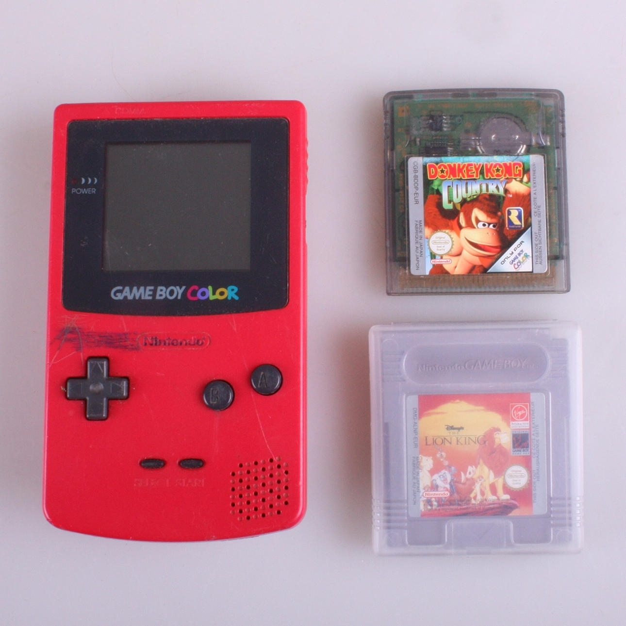 SPEL, Gameboy color (red), och två spel.