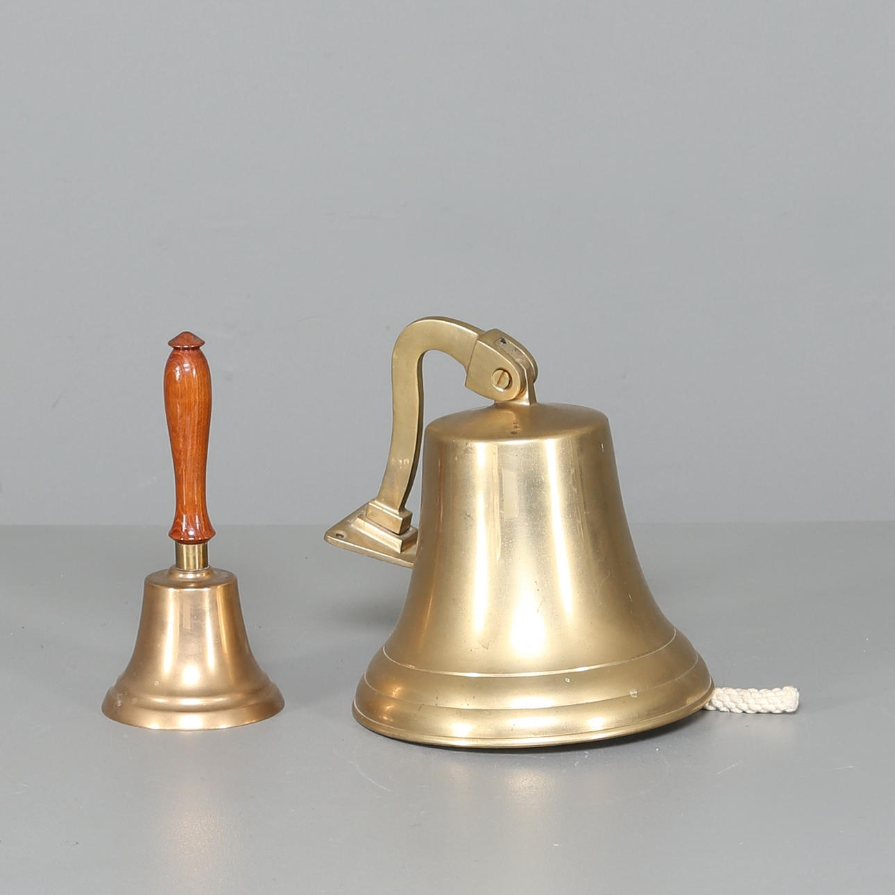 UHREN, 2 Breiuhren und eine Tischuhr, Messing 1900.