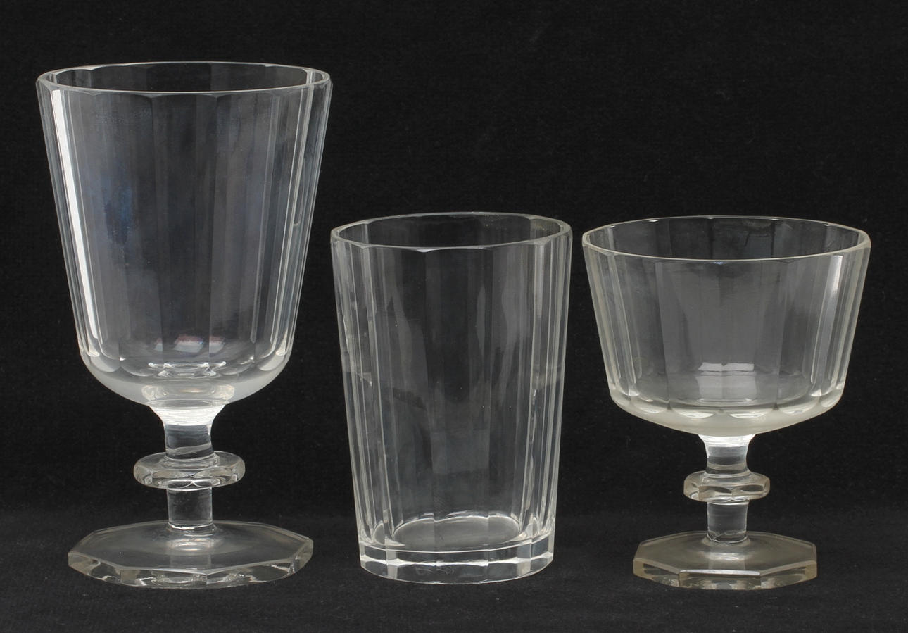 GLASSERVISDELAR, 29 delar, "Karlberg", Elis Bergh, Kosta.