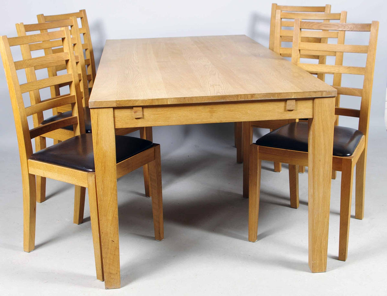 MATBORD MED 6 STOLAR, ek med skinnklädsel, 1900/2000-tal.