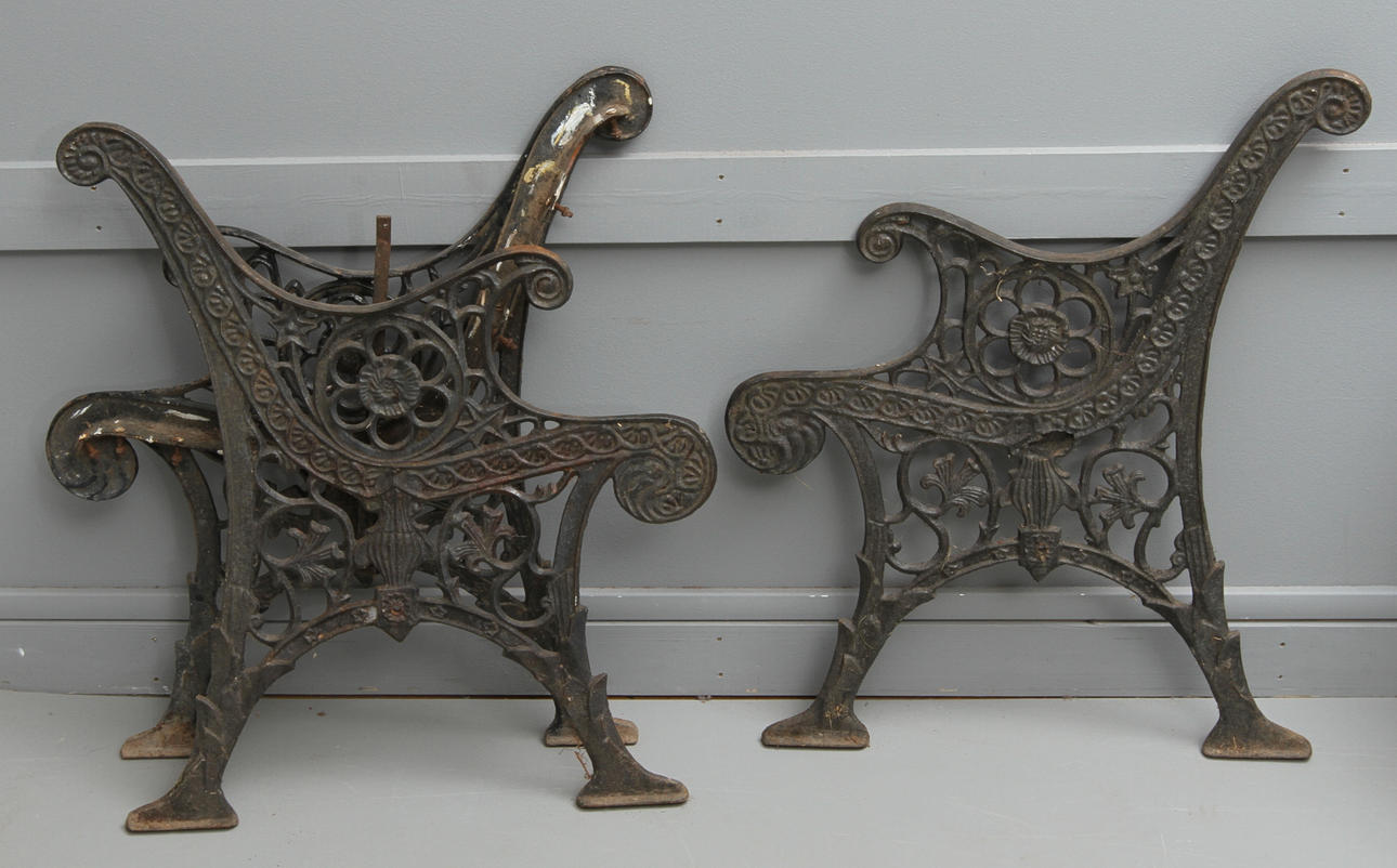 GAVLAR, 3 st, till trädgårdsbänkar, gjutjärn.