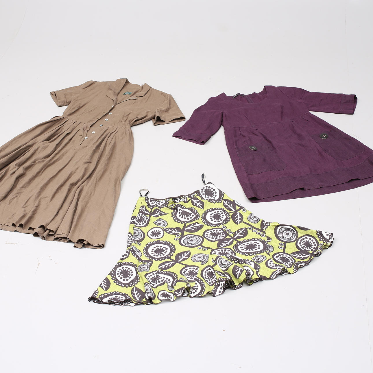 KLÄNNINGAR, 2 st samt KJOL, K.U.S, Hobbs.