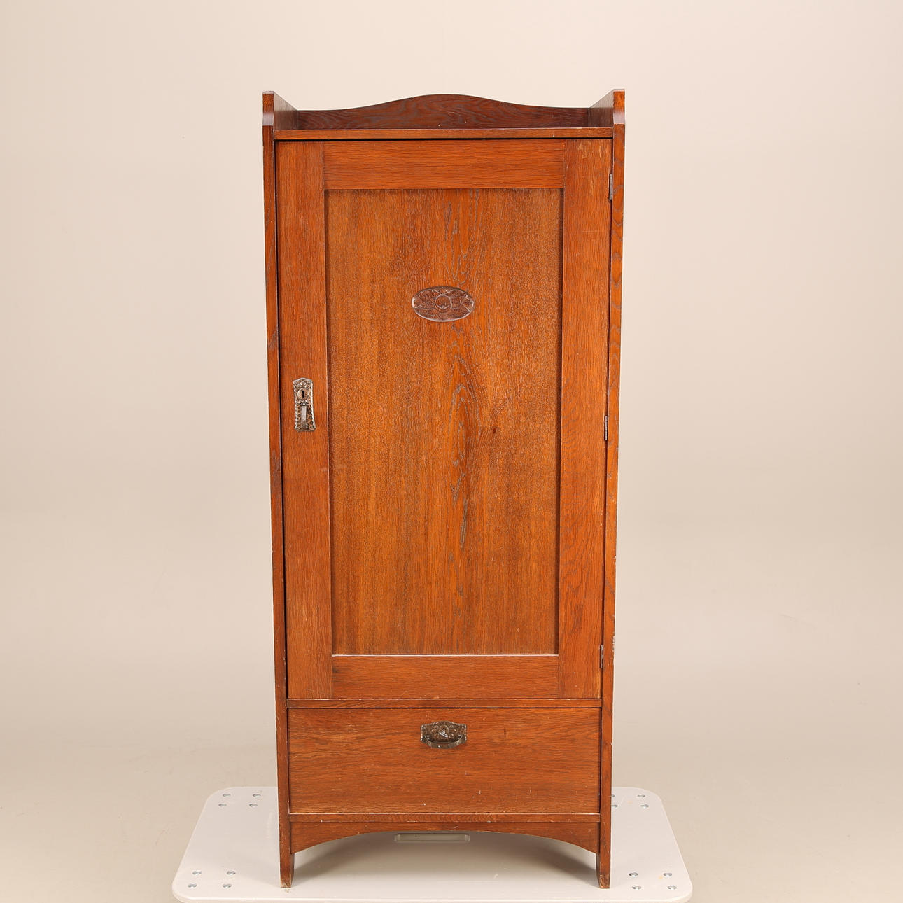 LINNESKÅP, ek, "Äpplet", jugendstil, 1900-tal.