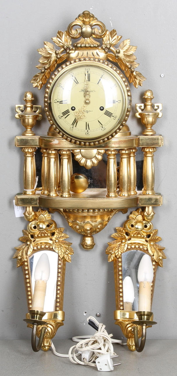 VÄGGPENDYL med ETT PAR LAMPETTER, gustaviansk stil, Holmia, Stockholm, 1900-talets mitt.