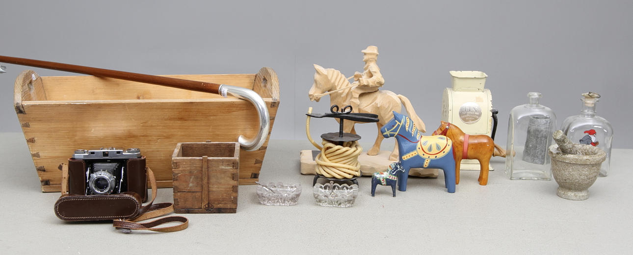 DIVERSE bl.a. trätråg, käpp med silverkrycka, 1800-1900-tal.