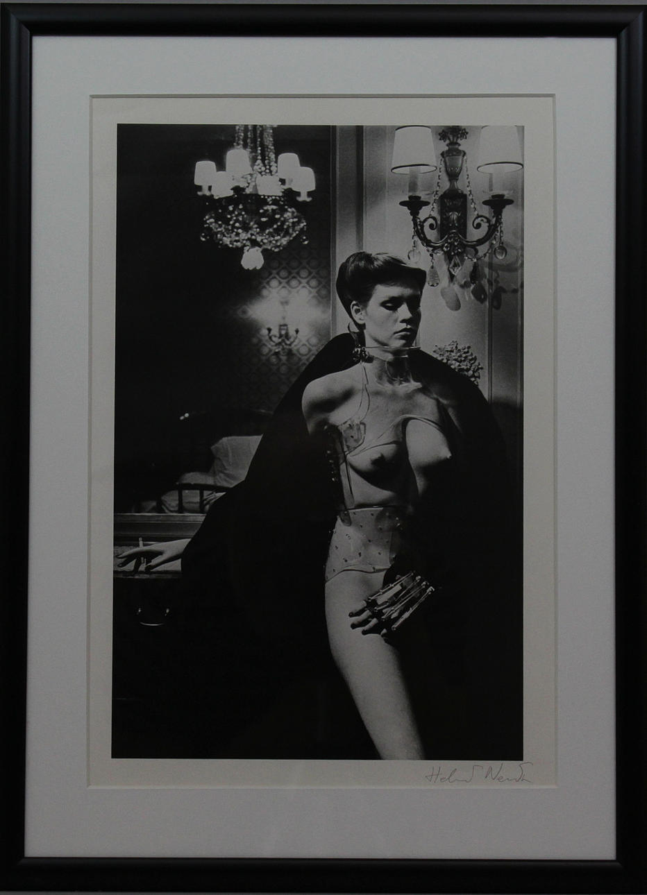 HELMUT NEWTON. Jane Kirby, Paris 1977. Fotografi. Signerad.
