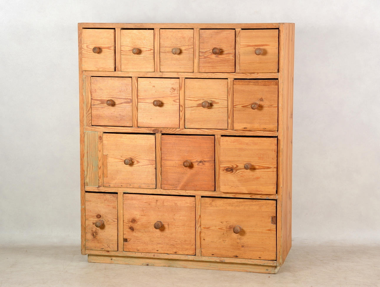 MERCHANT'S DISK, pine, 1900s.