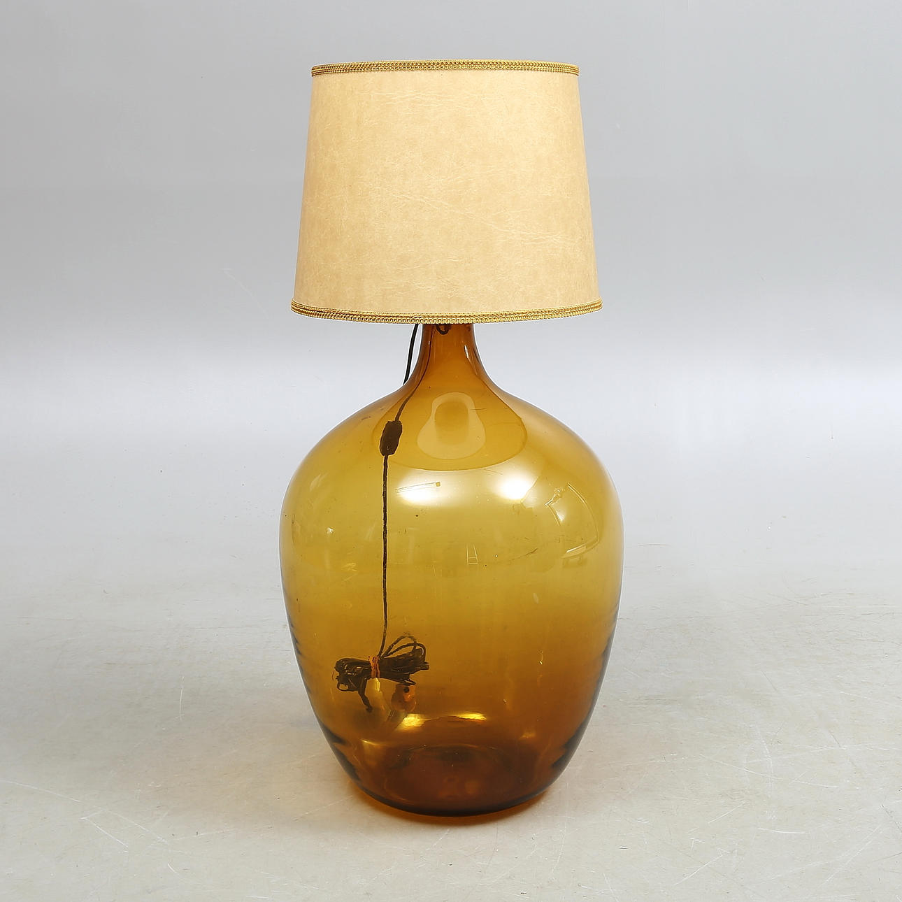 DAMEJEANNE, monterad med armatur.