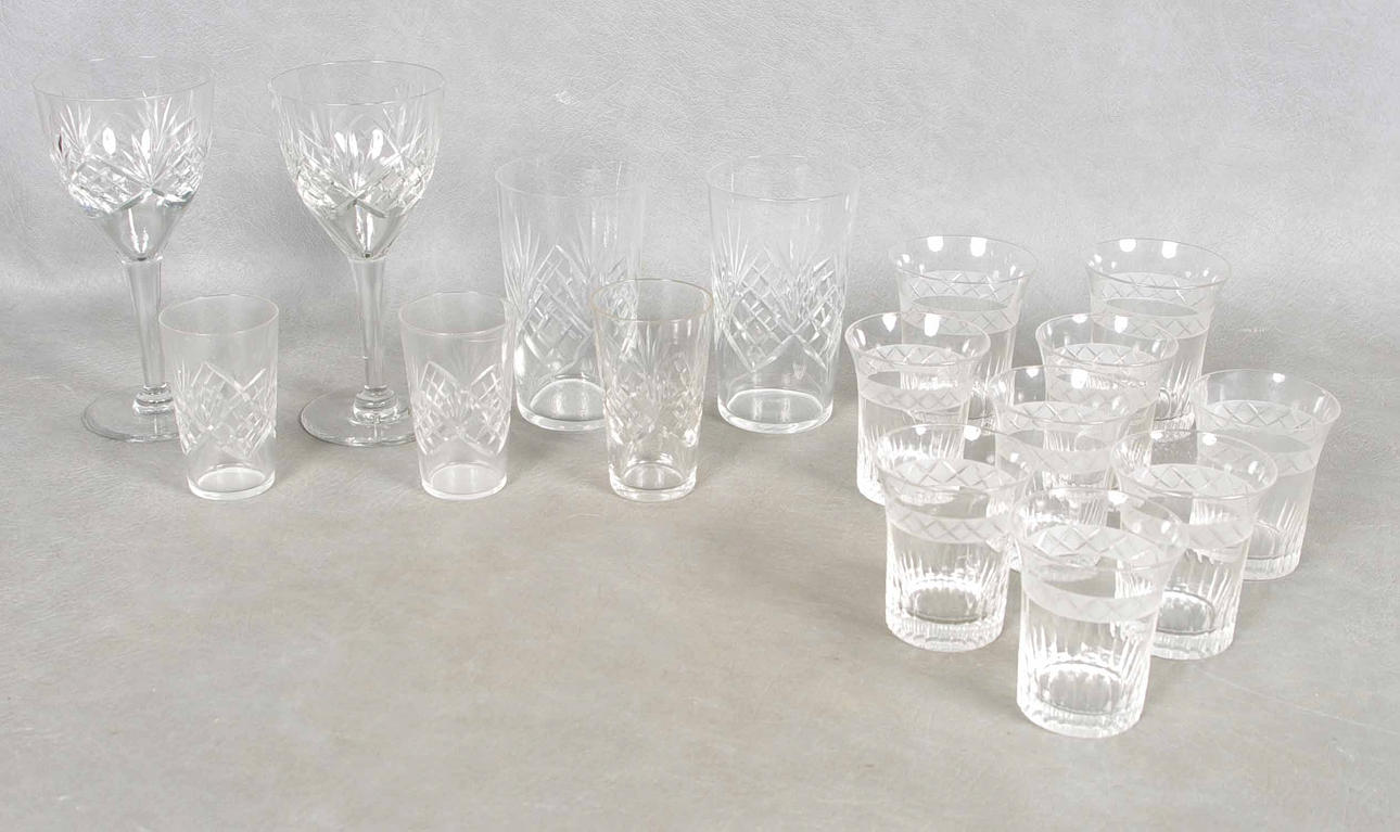 GLASSERVISDELAR, bl.a. Antik, Orrefors.