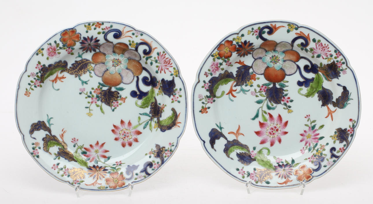 TALLRIKAR, 2 st, porslin, Kina, 1900-tal.