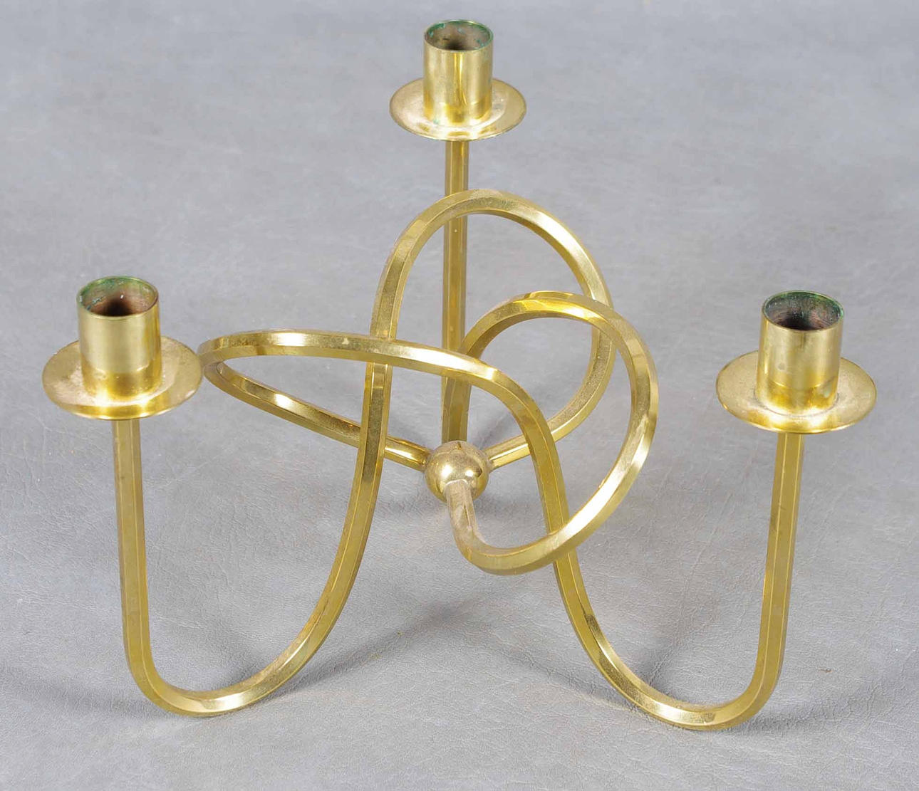 LJUSSTAKE, mässing, Vänskapsknuten, design Josef Frank för Firma Svenskt Tenn.