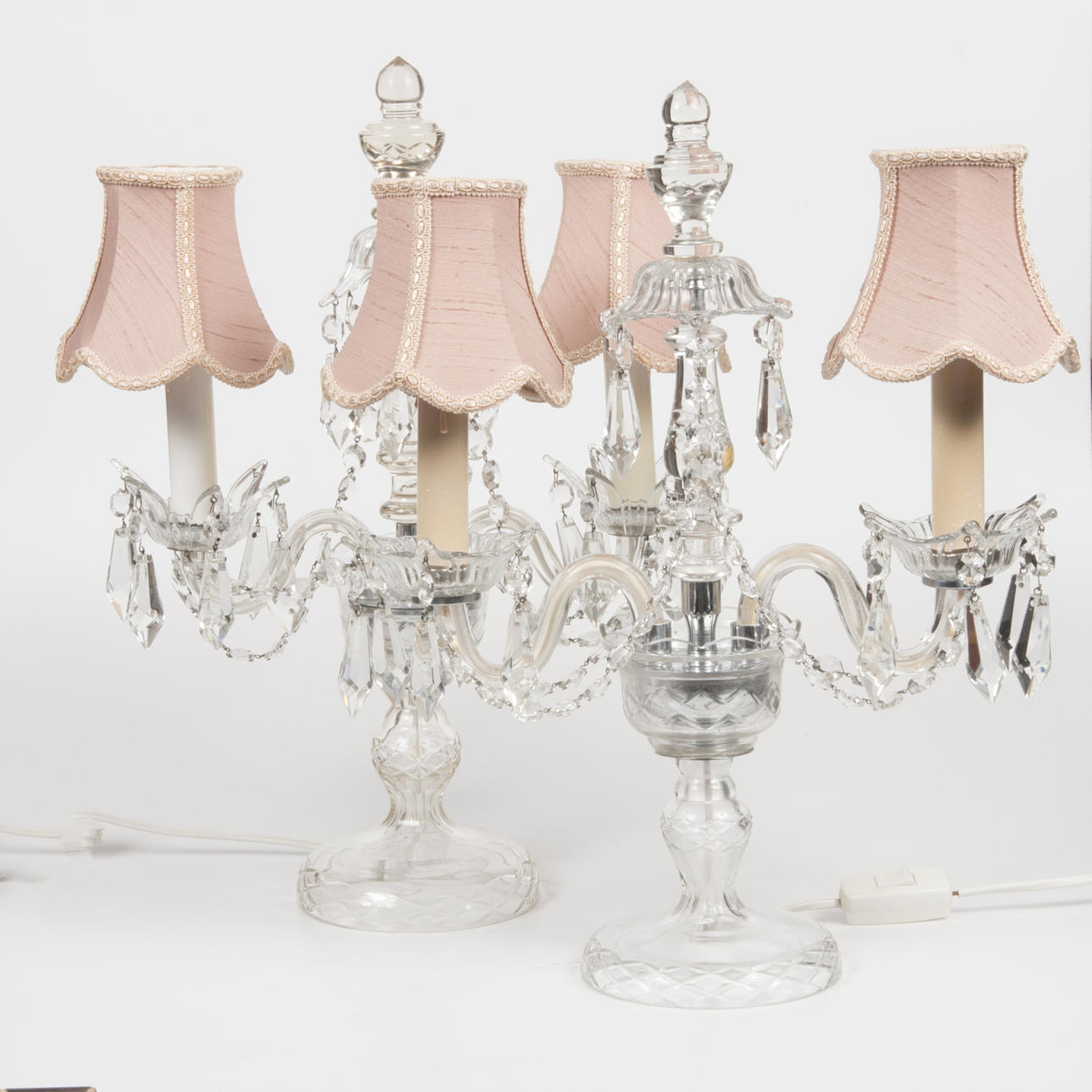 PÖYTÄVALAISIT, 1 pari, 2-kätinen, Boheemi kristalli.