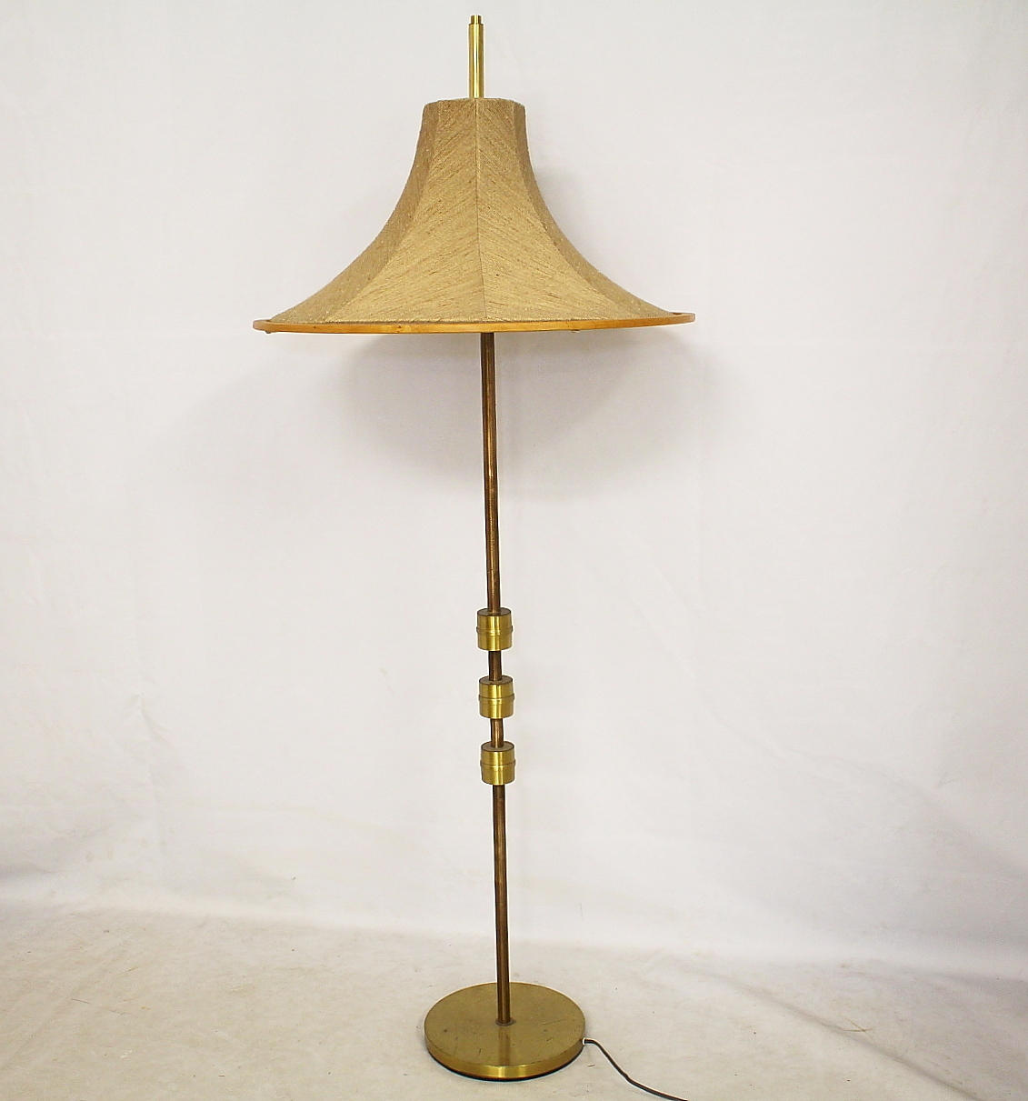 GOLVLAMPA, mässing, Luco.
