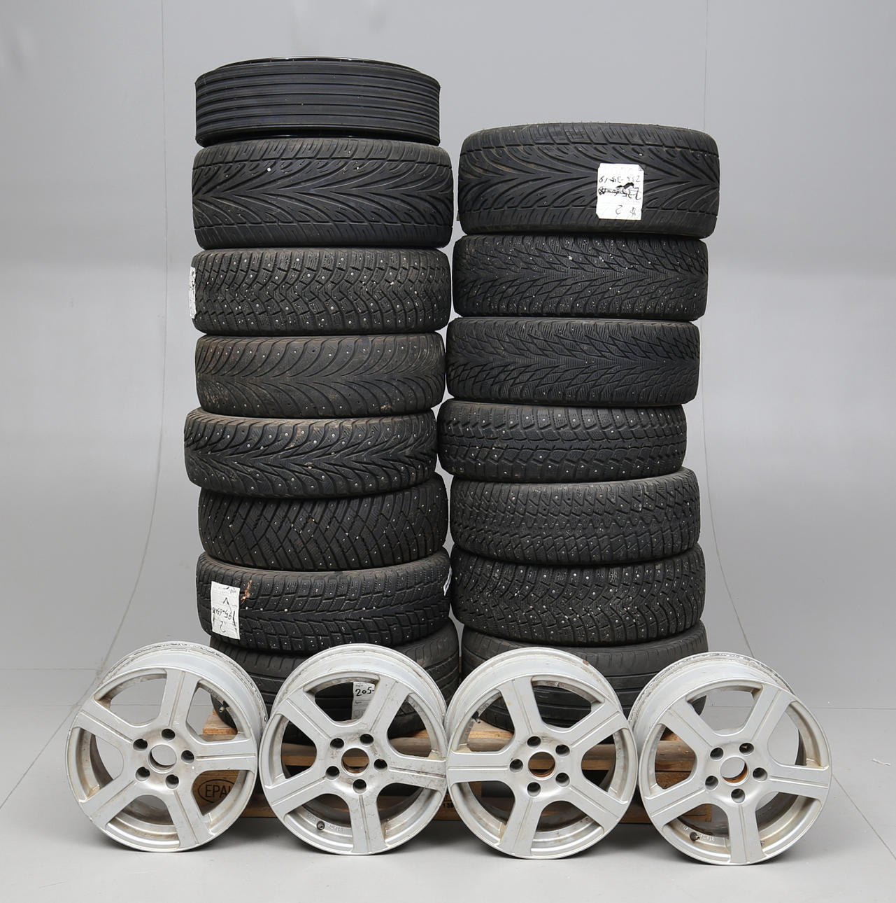 PARTI DÄCK OCH FÄLGAR.