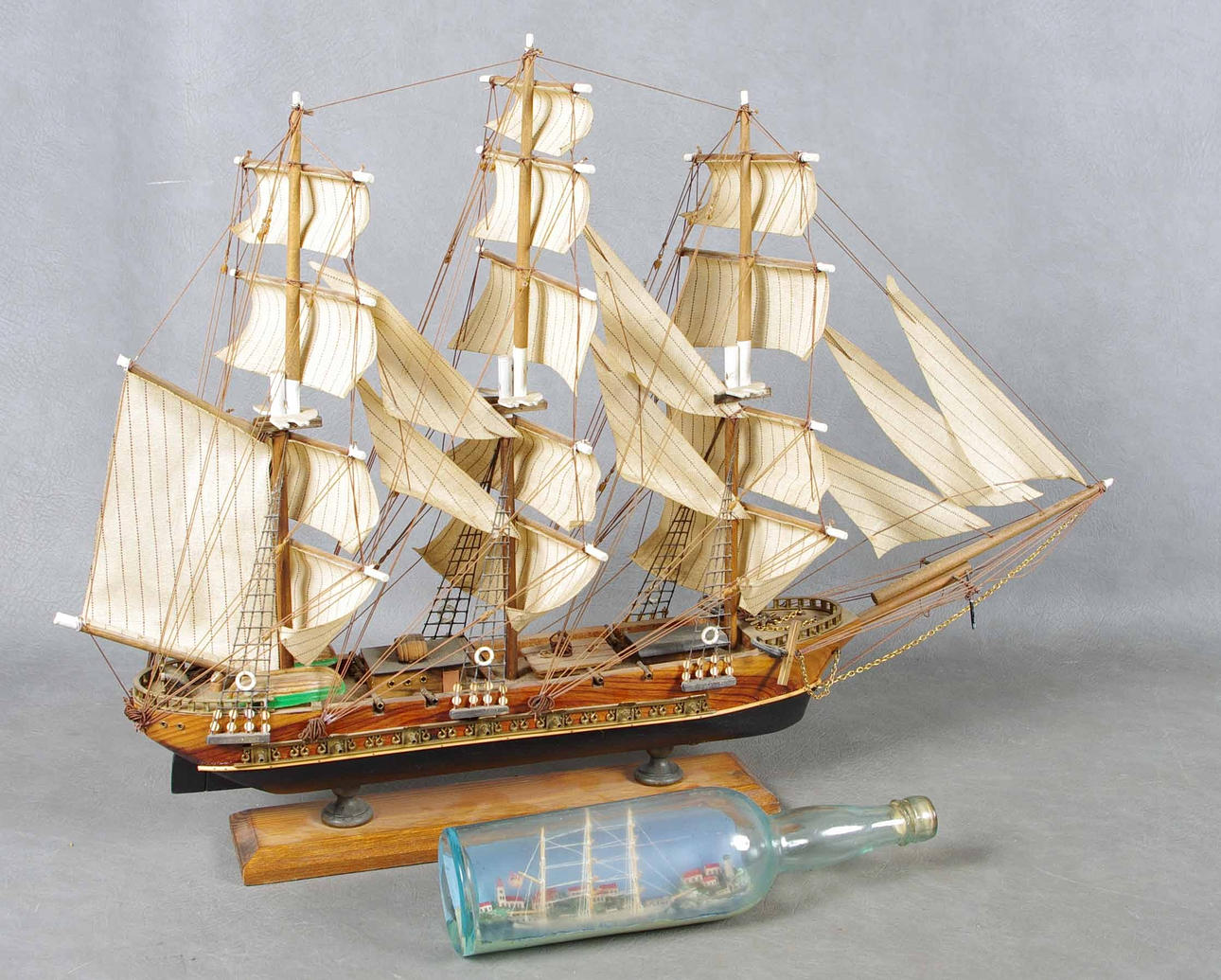 BÅTMODELL SAMT FLASKSKEPP.