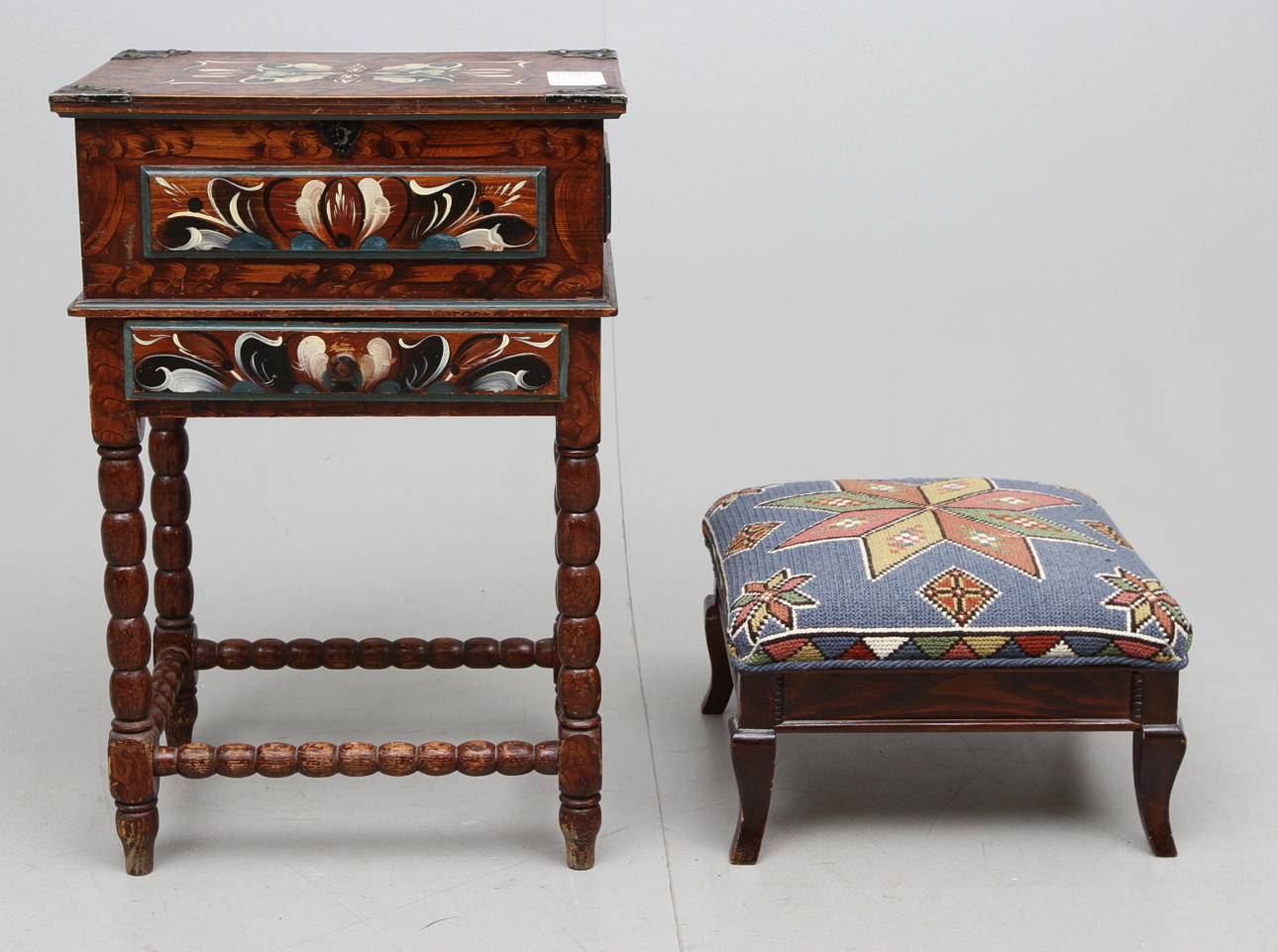 SYSKRIN 1900-talets mitt.Samt pall.