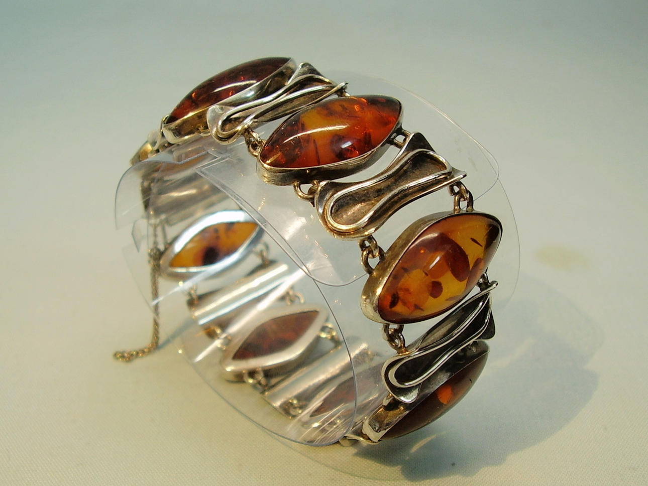 BERNSTEIN ARMBAND SILBER ANTIK.