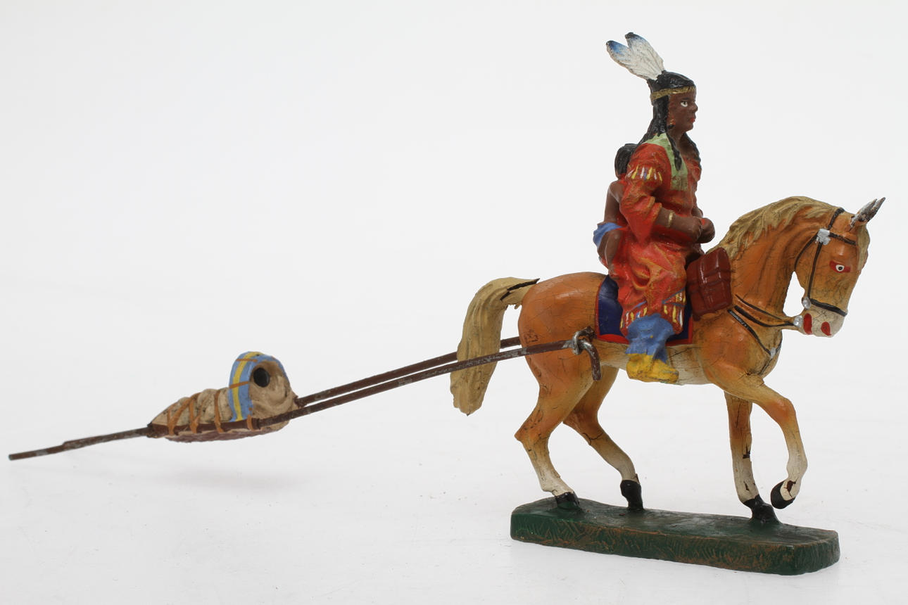 ELASTOLIN WESTERN Indian squaw till häst med barn i släde på släp.