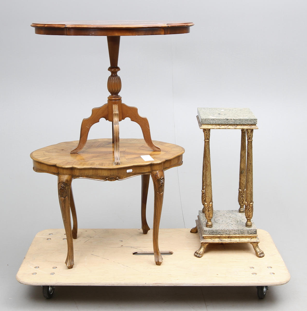 BORD 2 st 1900-talets mitt samt PIEDESTAL.