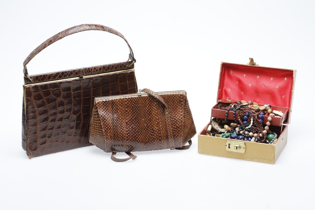 BIJOUTERIER samt VÄSKOR, 2 st, reptil.
