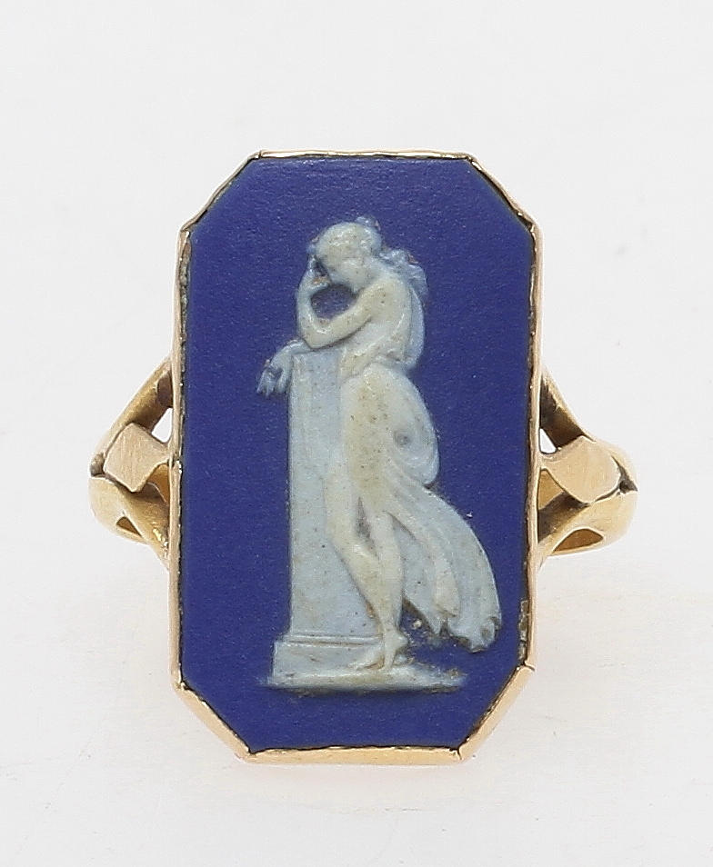 RING, 23k samt 18k guld med infattat porslin, 1900-talets första hälft. Vikt 7,0 gram.