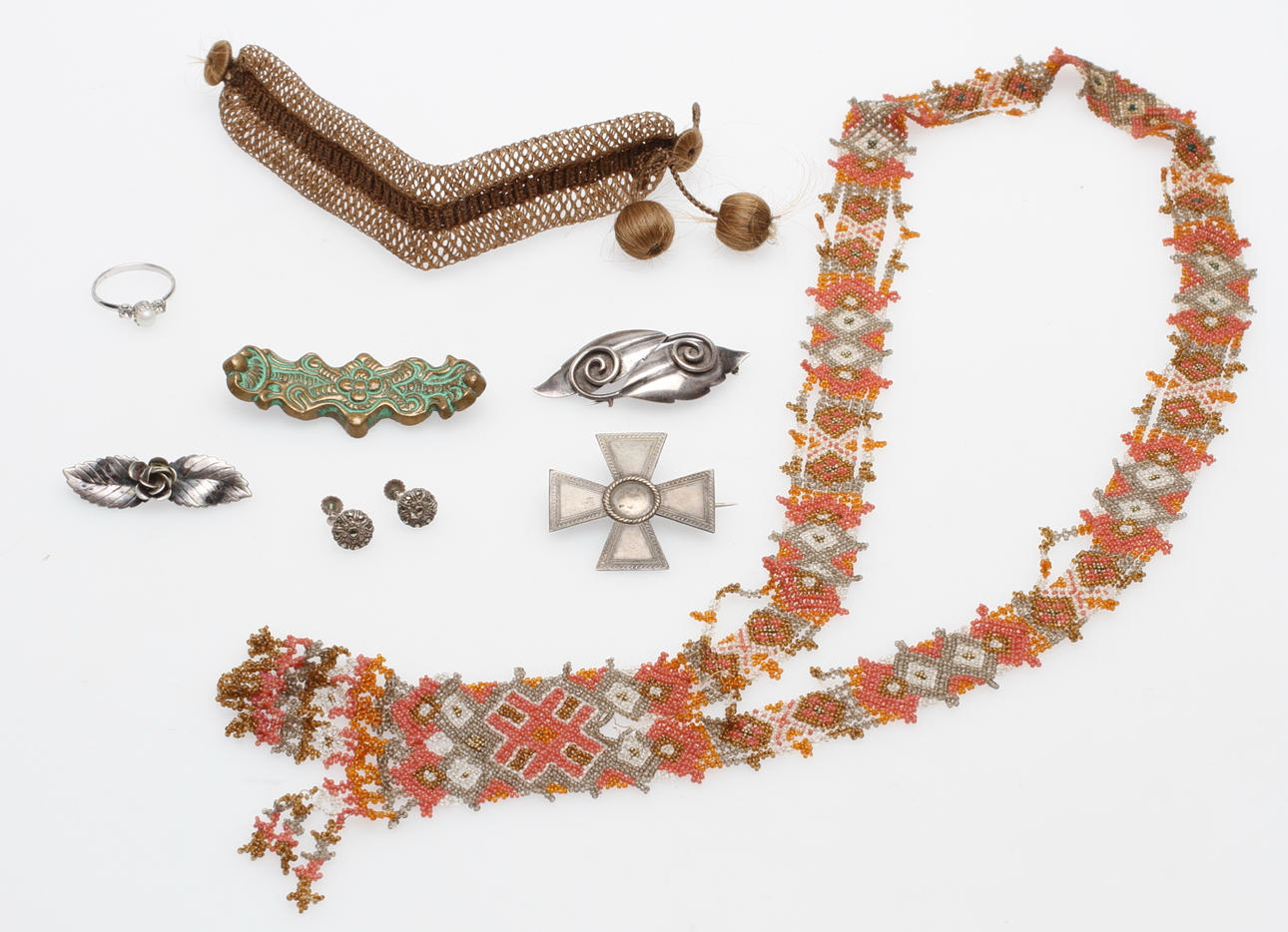 SMYCKEN, 8 delar, silver, hår, brons och pärlor.