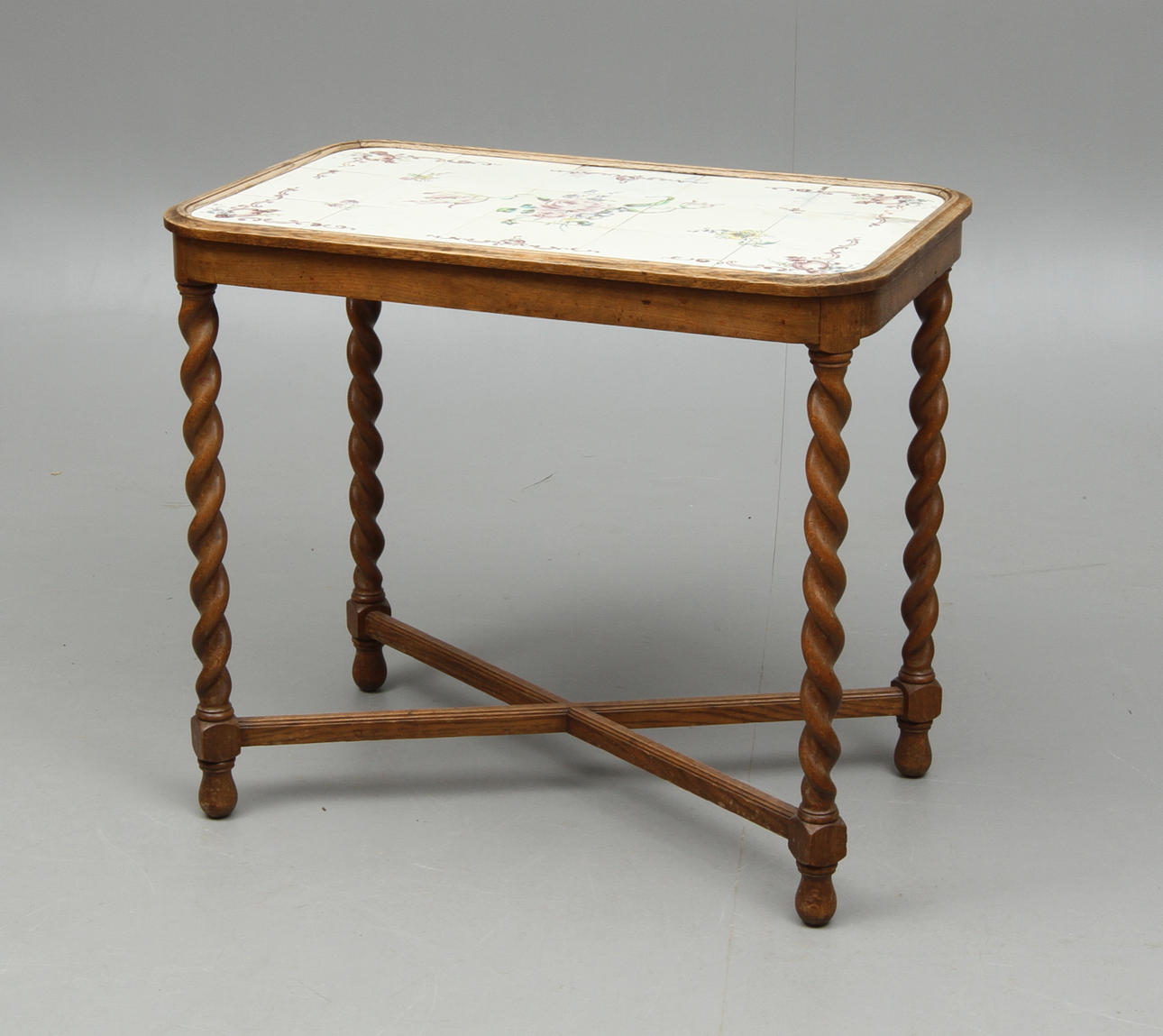 BORD med kaklad skiva bemålad med rokokoinspirerat motiv sign Greta Tiberg 1923.