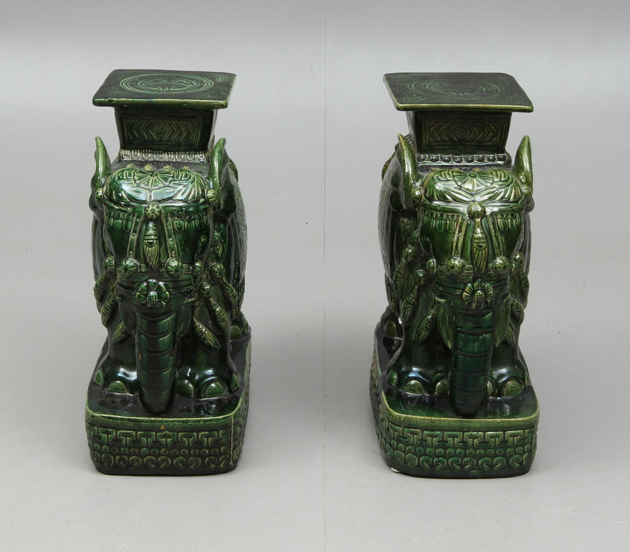 PIEDESTALER, ett par, keramik, 19/2000-tal.