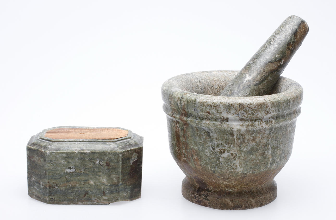 MORTEL med STÖT samt SYBARON, kolmårdsmarmor, 1800-tal.