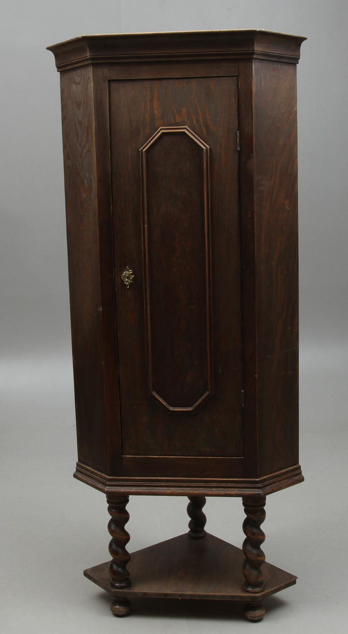 HÖRNSKÅP,på benställning, barockstil, 1900-tal.