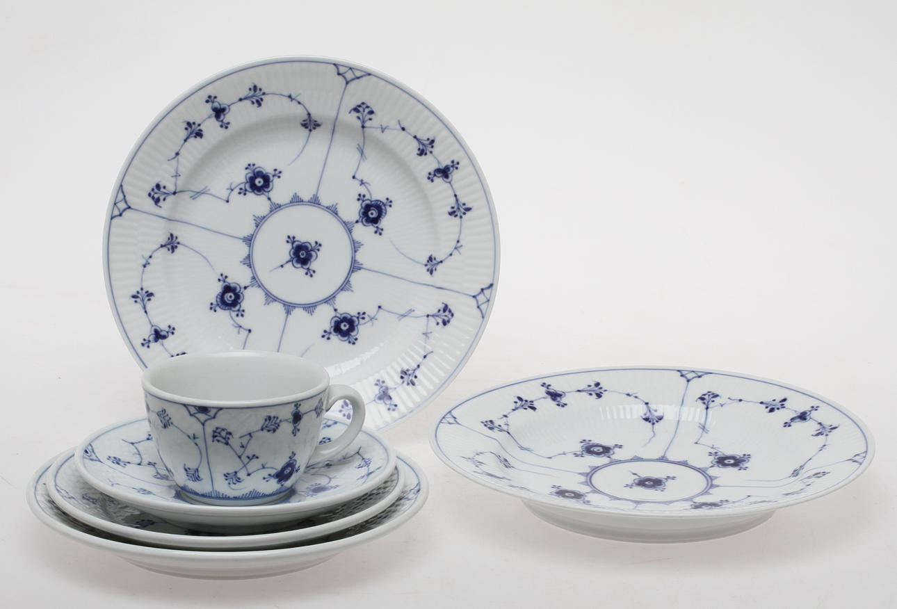 SERVISDELAR, 28 delar, porslin, "Musselmalet", Royal Copenhagen och Bing & Gröndahl, Danmark.