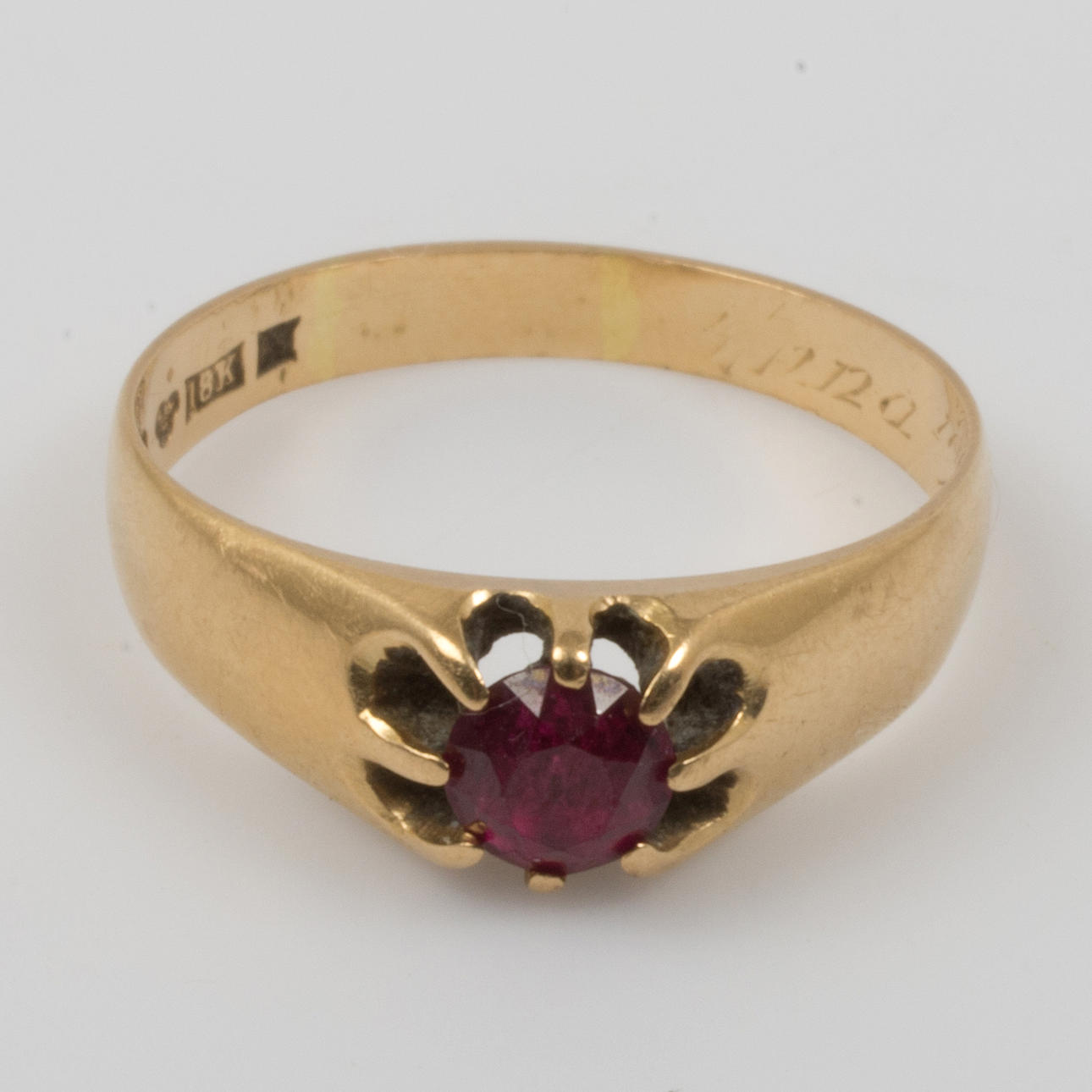 RING, 18 K Gold mit rotem Stein.