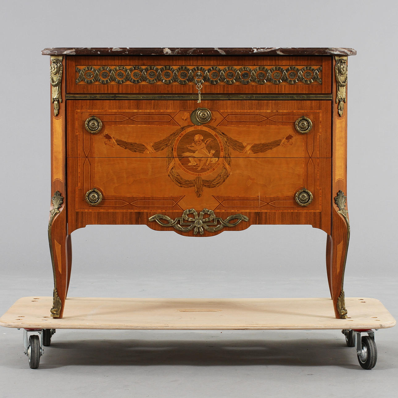 BYRÅ, gustaviansk stil, 1900-tal.