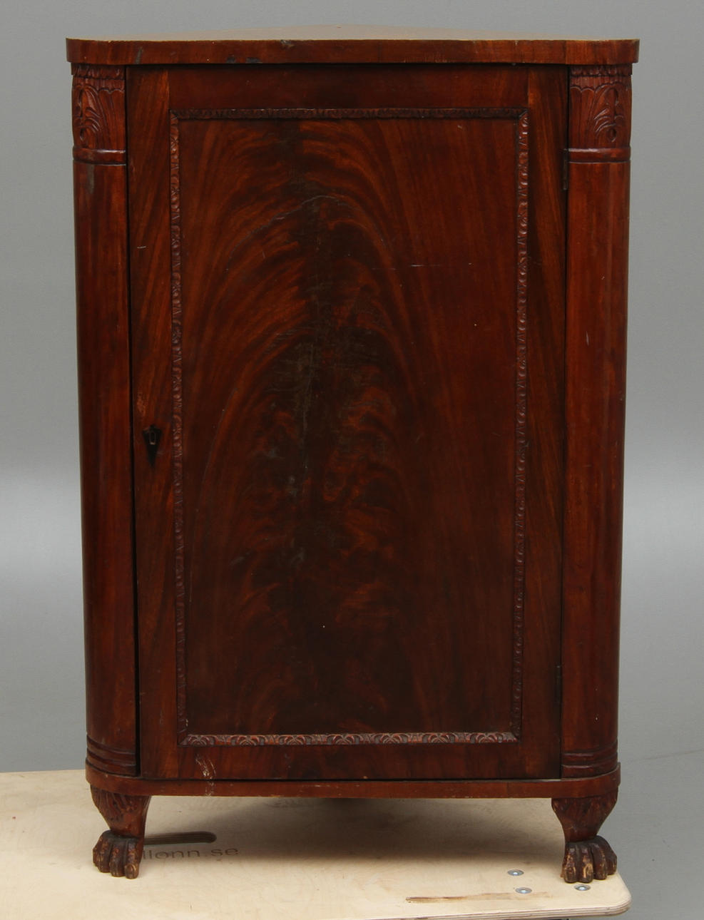 HÖRNSKÅP, med lejontassar, 1900-tal.