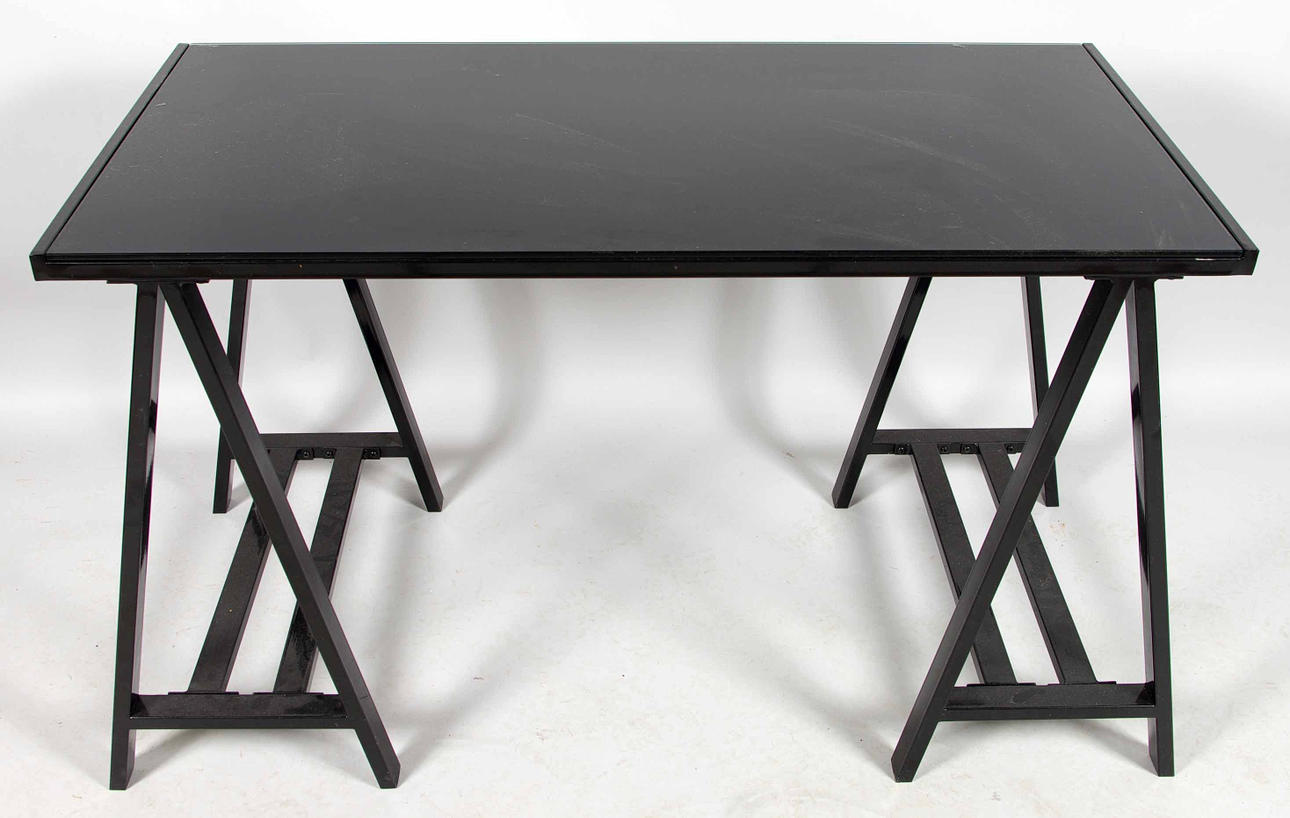 BORD, glas och metall.